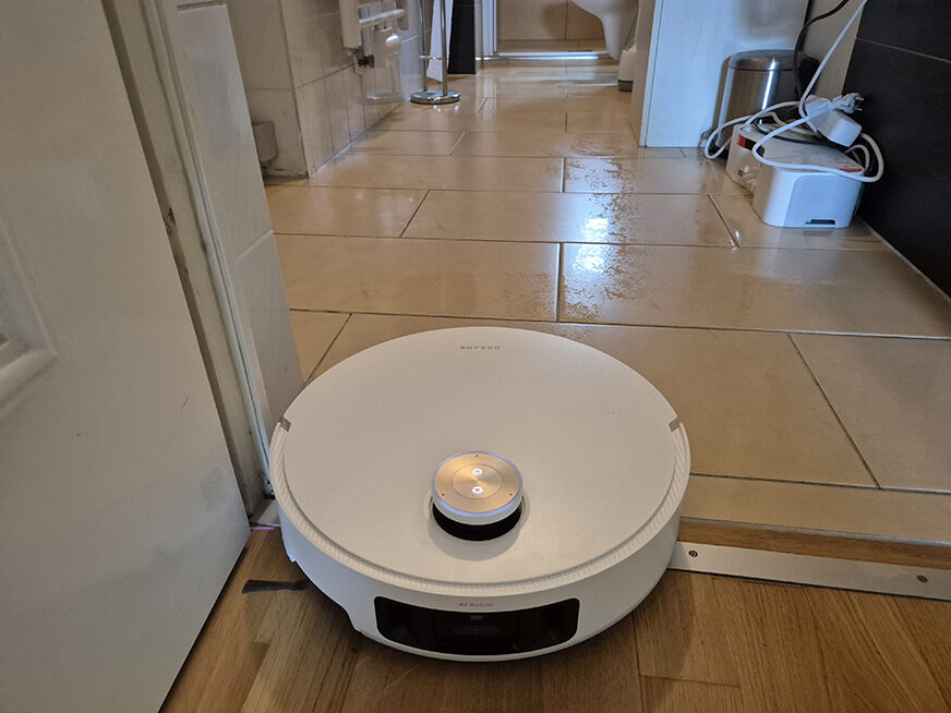 Dreame Matrix10 wischt den Boden im Badezimmer.